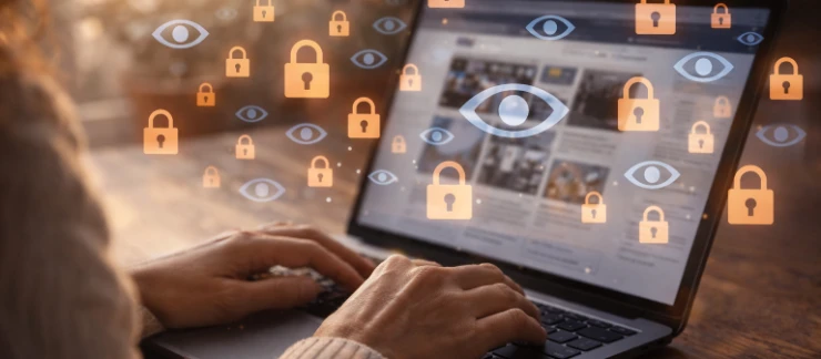 Person surft am Laptop - Datenschutz und Tracking im Internet
