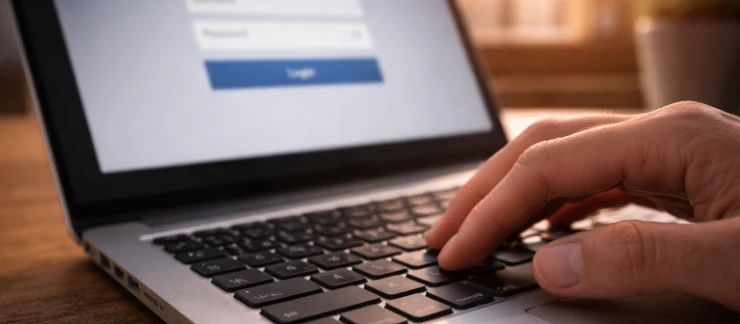 Finger auf Laptop-Tastatur bei Passwort-Eingabe - sichere Passwörter erstellen